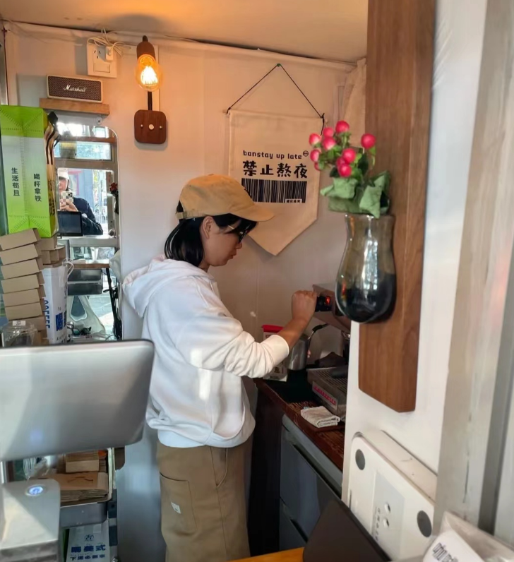 在北京的胡同里，一个只有2平方米的窗口咖啡店成为网红打卡地。记者 许维娜摄